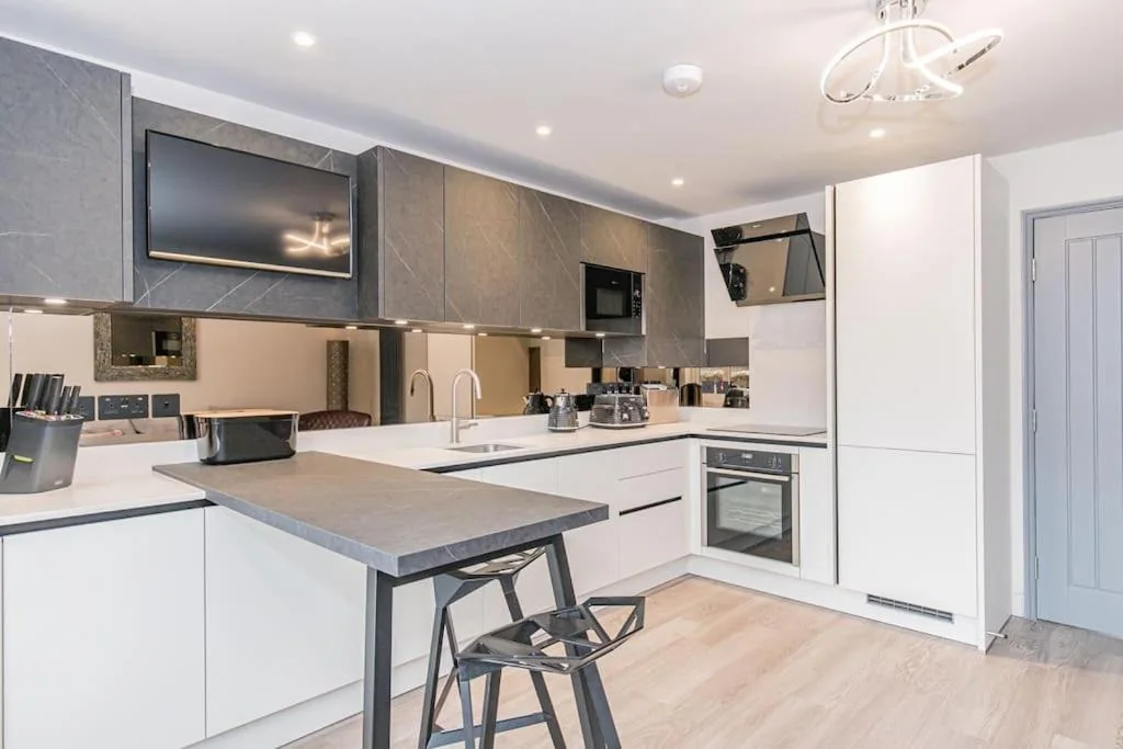 Fully equipped contemporary kitchen