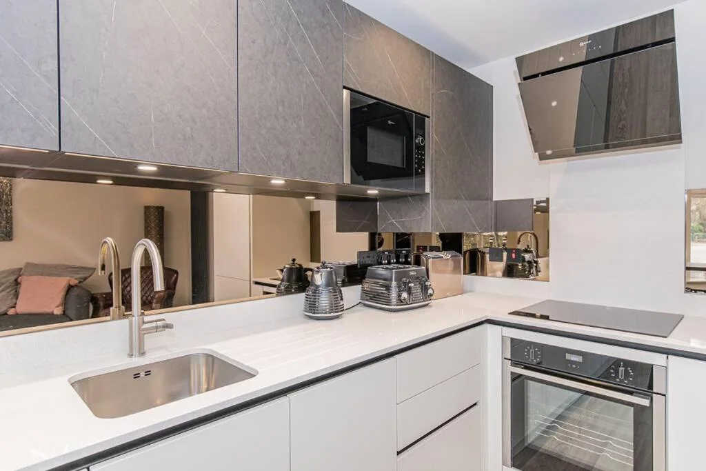 Kitchen with oven, hob and breakfast bar